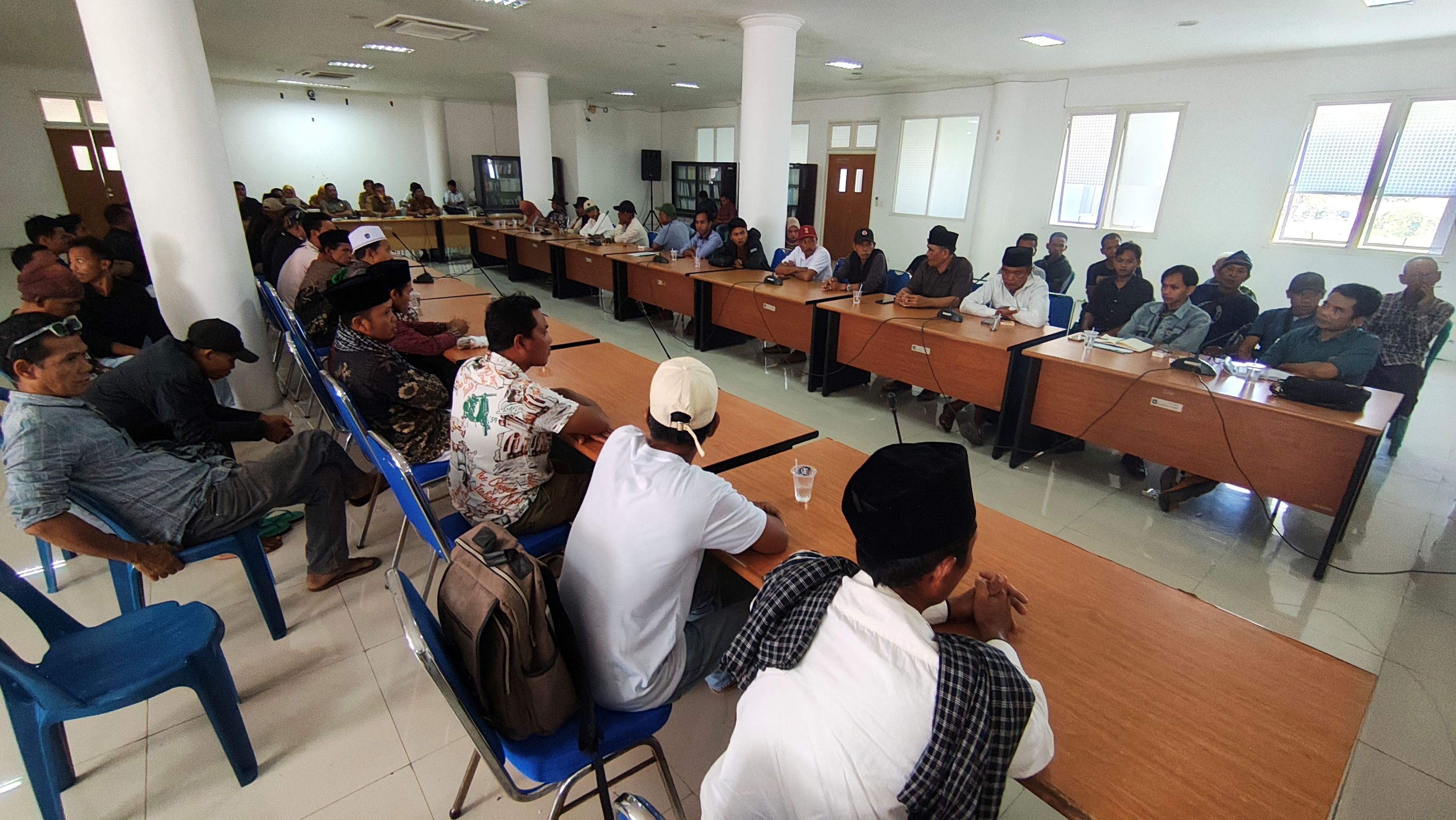 Puluhan warga Desa Beleka Daya beramai-ramai hearing ke kantor DPRD Lombok Tengah, Senin (22/9).