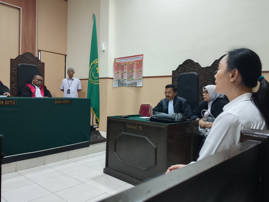 TUNTUTAN: Terdakwa korupsi pengelolaan lahan LCC Isabel Tanihaha mendengarkan pembacaan tuntutan di Pengadilan Tipikor Mataram, Senin (22/9).&nbsp;