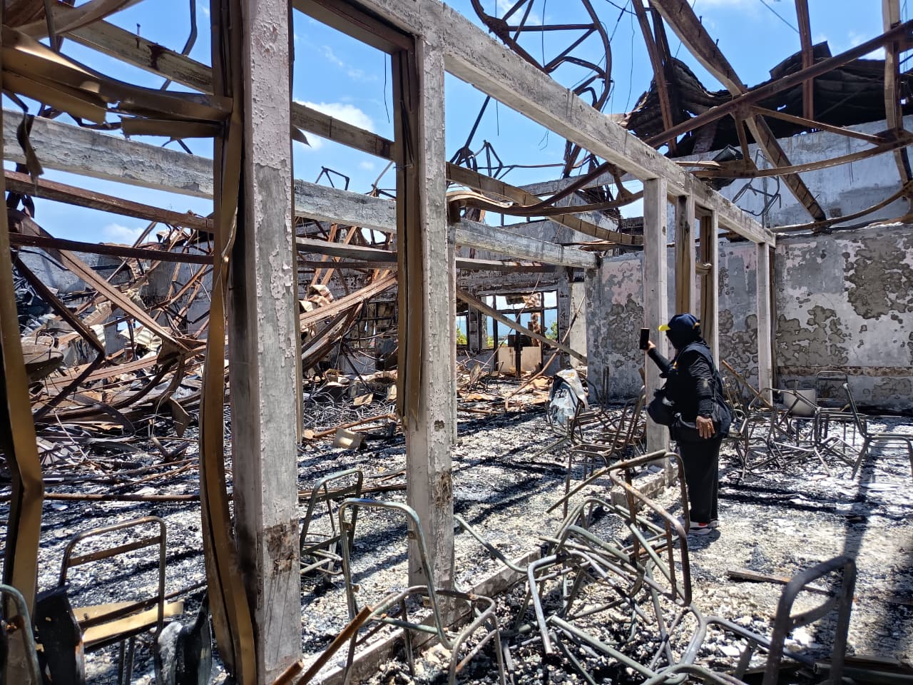 KANTOR DEWAN: Kondisi Gedung DPRD NTB yang hancur usai dibakar massa dalam demo rusuh, beberapa waktu lalu.