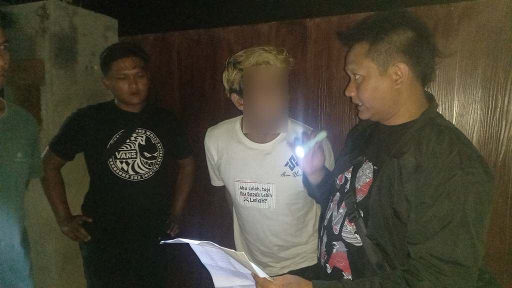 DIBORGOL: Pengedar sabu berinisial N digeledah polisi usai ditangkap di pinggir jalan wilayah Suranadi, Lombok Barat, Selasa dini hari (22/9).