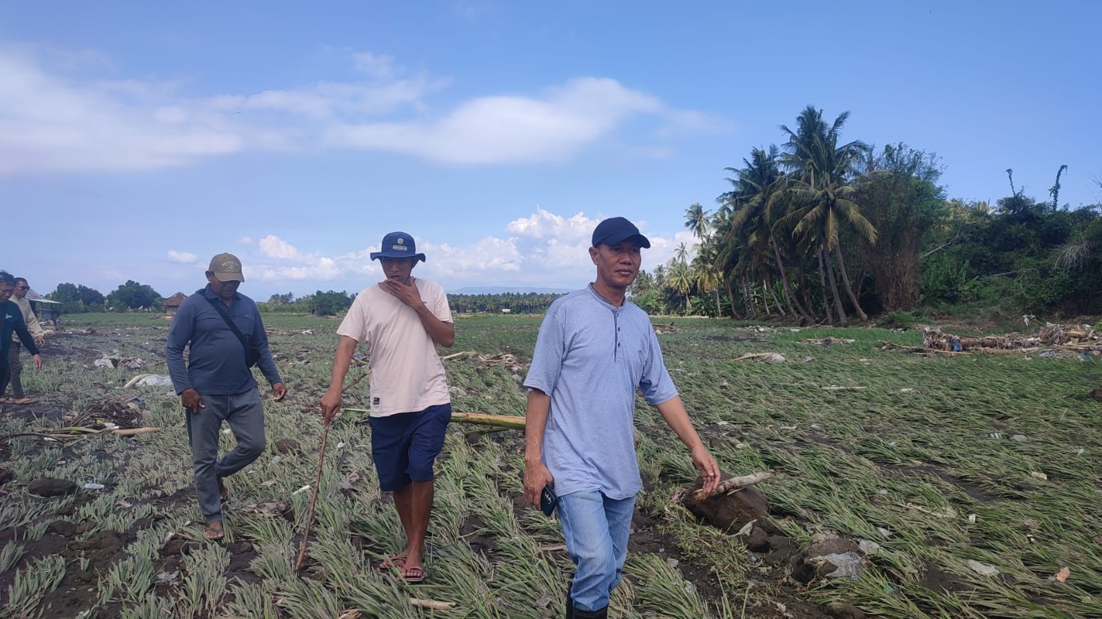 BUTUH PENANGANAN: Plt Kepala Distanbun NTB Muhammad Riadi (kanan), saat meninjau lahan pertanian yang rusak akibat banjir di Desa Batuyang, Lombok Timur, Sabtu (20/9).