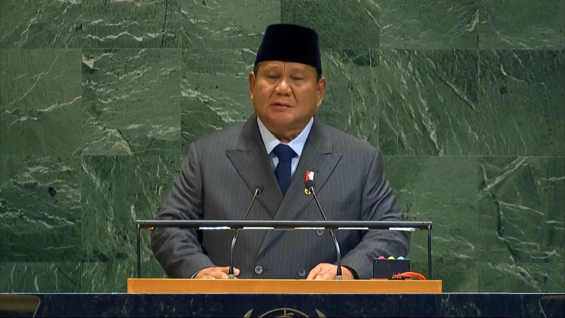 Presiden Prabowo Subianto menyampaikan pidato bersejarah di KTT Penyelesaian Damai Palestina di Markas Besar PBB, New York. Prabowo menegaskan syarat tegas Indonesia untuk mengakui Israel.