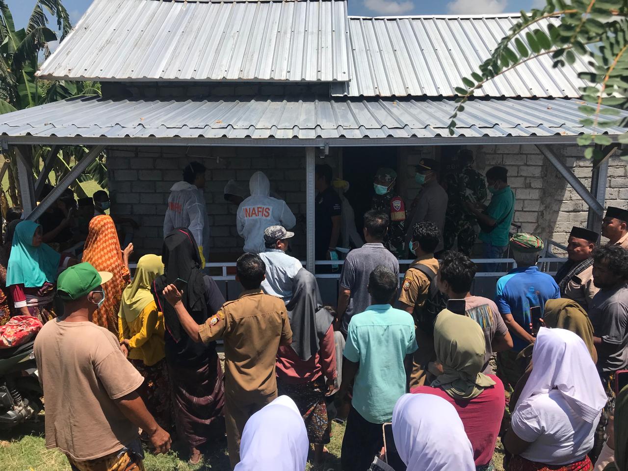 Warga sekitar saat melihat kondisi korban saat dievakuasi oleh kepolisian