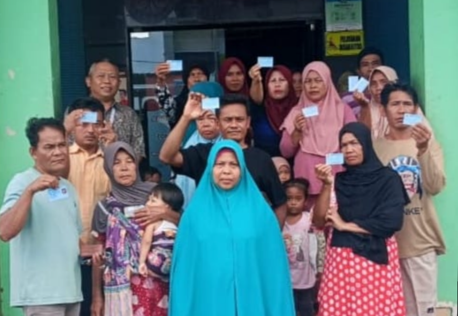 Warga relokasi menunjukkan KTP elektronik yang baru diterima.
