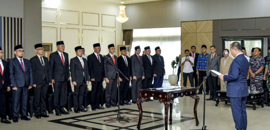 Gubernur NTB Lalu Muhamad Iqbal saat melantik pejabat eselon II dan III Pemprov NTB di Pendopo Gubernur NTB, Rabu (17/9).