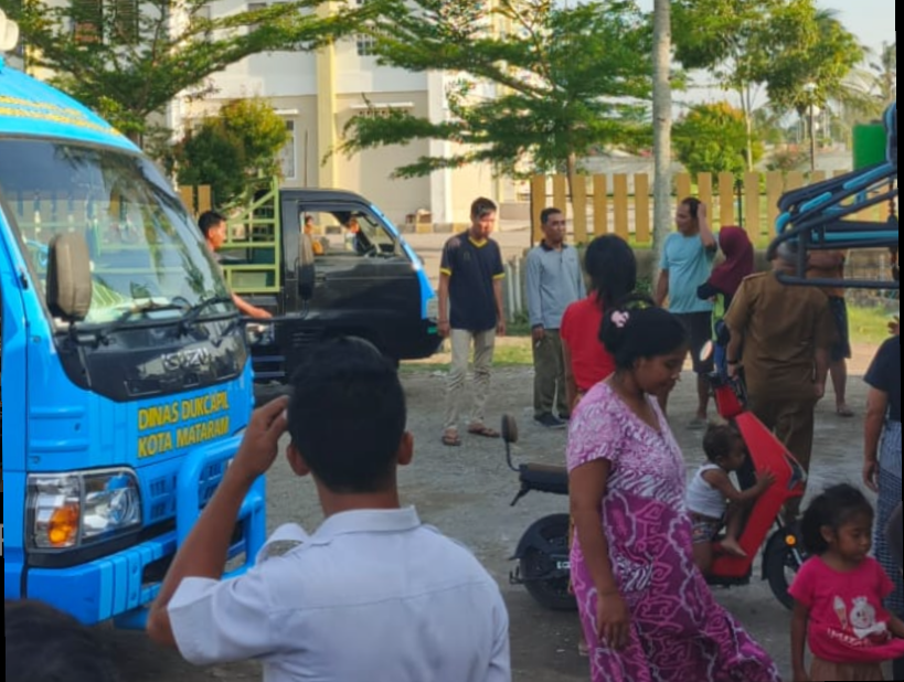 Warga berkumpul menanti layanan mobil Dukcapil keliling di Rusunawa.