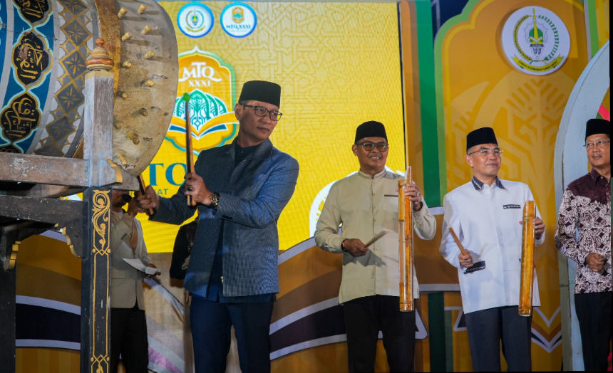 Wali Kota Mohan Roliskana memukul bedug tanda dibukanya MTQ XXXI Kota Mataram.