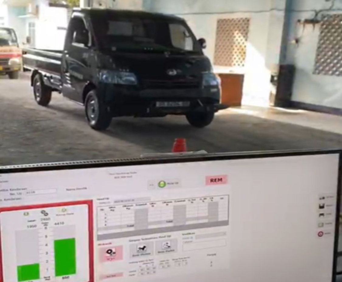 Monitor menampilkan hasil detail uji kendaraan secara digital.