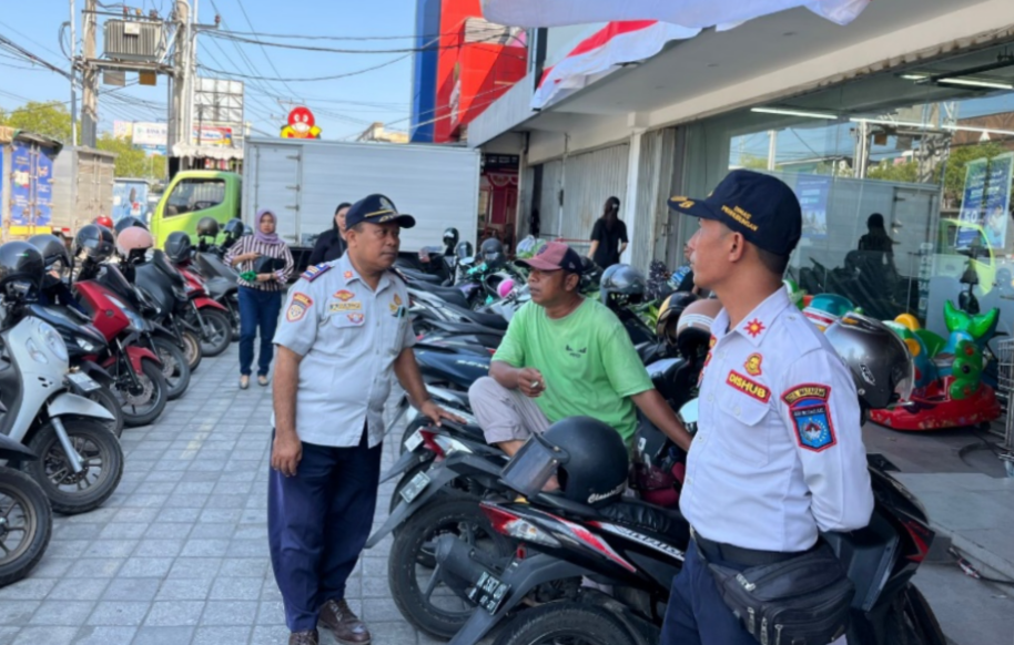 Tim memberikan arahan kepada juru parkir di lokasi usaha.