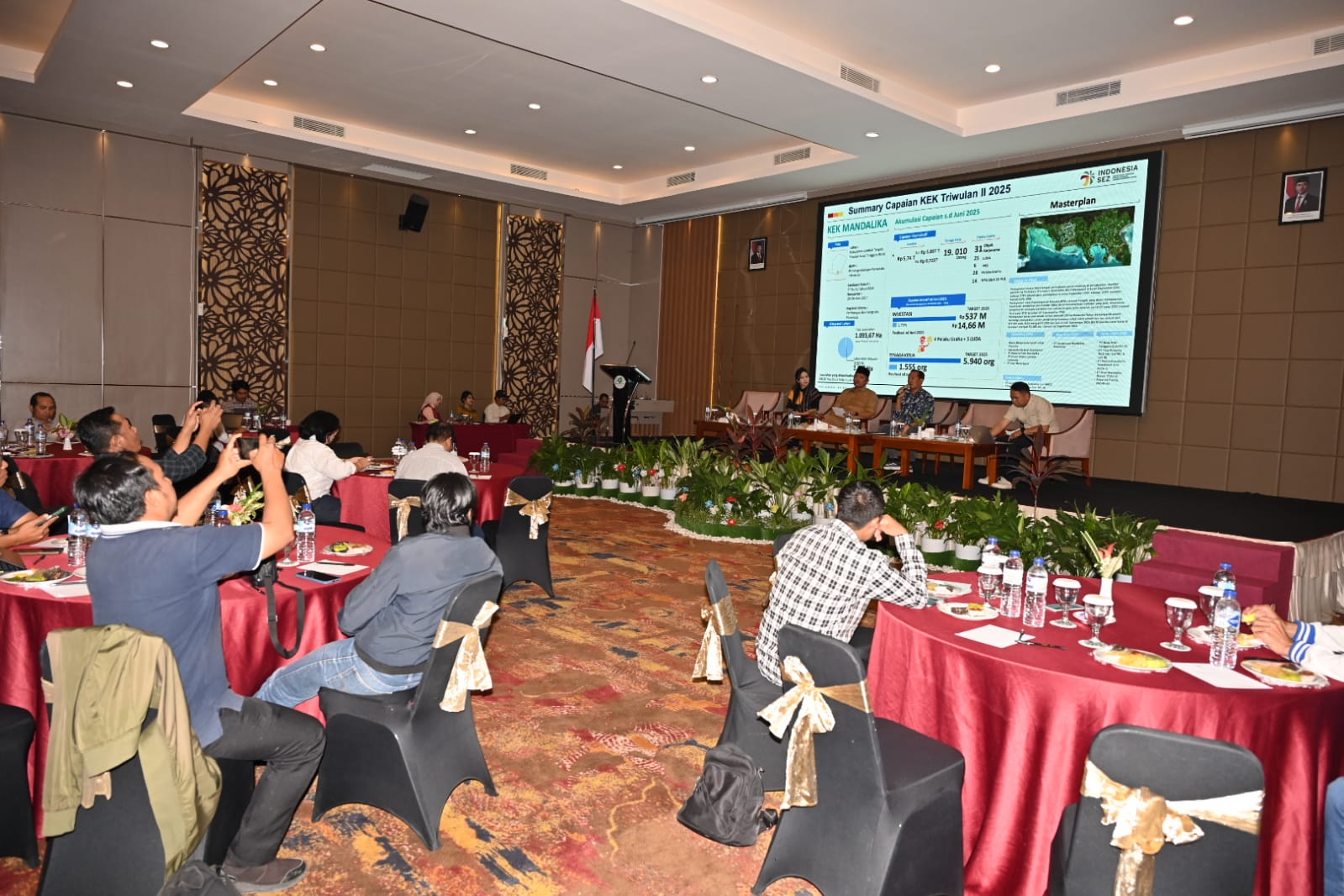 Suasana diskusi publik dengan tema