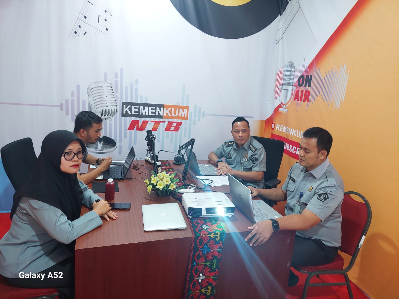 Kanwil Kemenkum NTB menggelar rapat praharmonisasi Rancangan Peraturan Daerah (Raperda) dan Rancangan Peraturan Kepala Daerah/Bupati (Raperkada/Raperbup), Senin (22/9).
