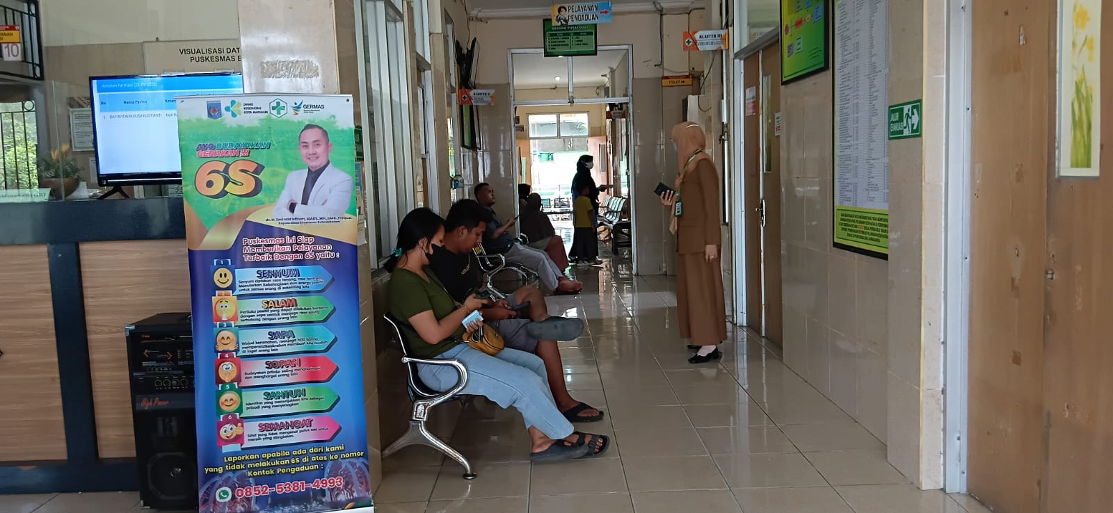 Masyarakat sedang menunggu giliran untuk pemeriksaan di Puskesmas Babakan. (NURUL/LOMBOK POST)