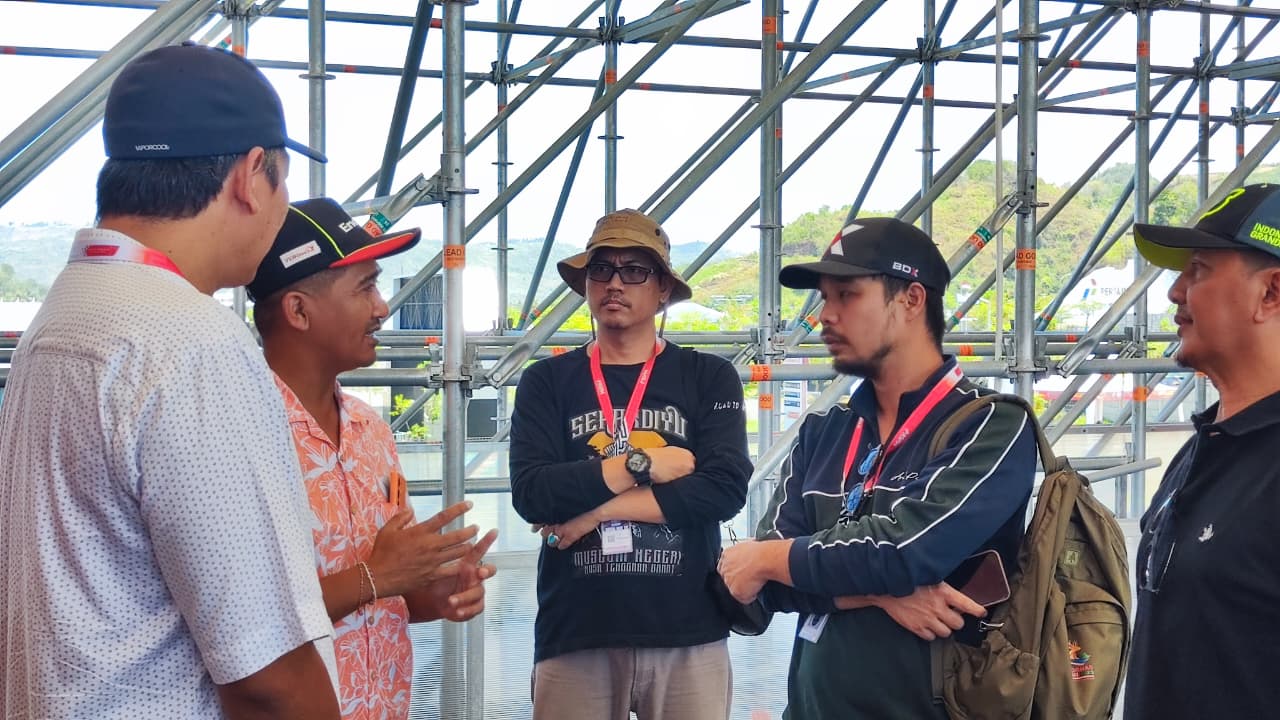 Kepala Museum Negeri NTB Ahmad Nuralam (tengah) saat berdiskusi pameran bertema budaya, sejarah dan pariwisata NTB, belum lama ini.