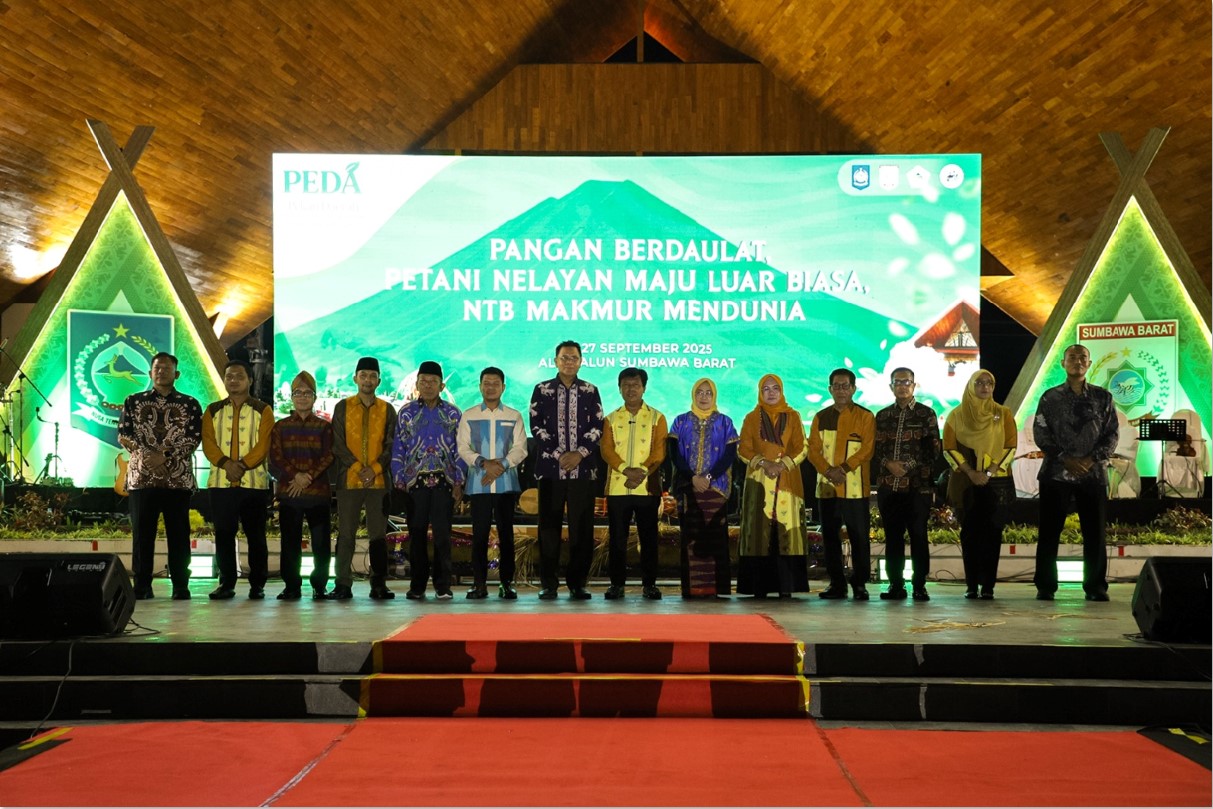 PEDA KTNA XVII: Bupati KSB Amar Nurmansyah didampingi Asisten III Setda Provinsi NTB Baiq Eva Dewiyani saat pembukaan PEDA KTNA XVII dan Agro Expo NTB tahun 2025, Selasa (23/9).