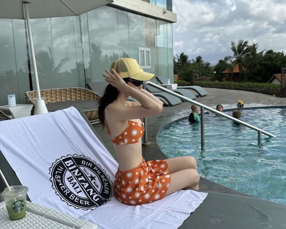 Bikini oranye Dara 2NE1 jadi sorotan dan bikin heboh saat liburan di Bali belum lama ini.
