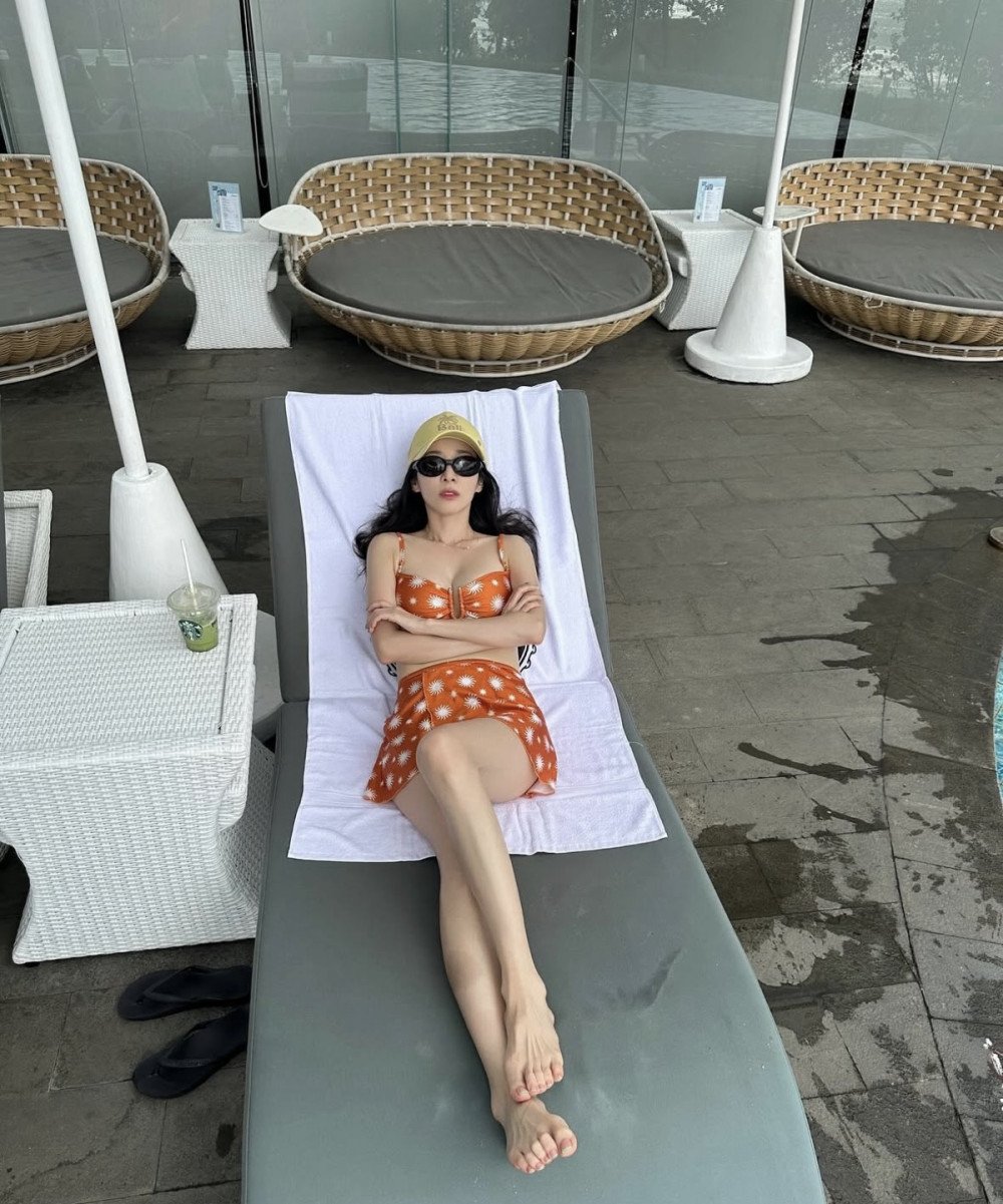 Bikini oranye Dara 2NE1 jadi sorotan dan bikin heboh saat liburan di Bali belum lama ini.
