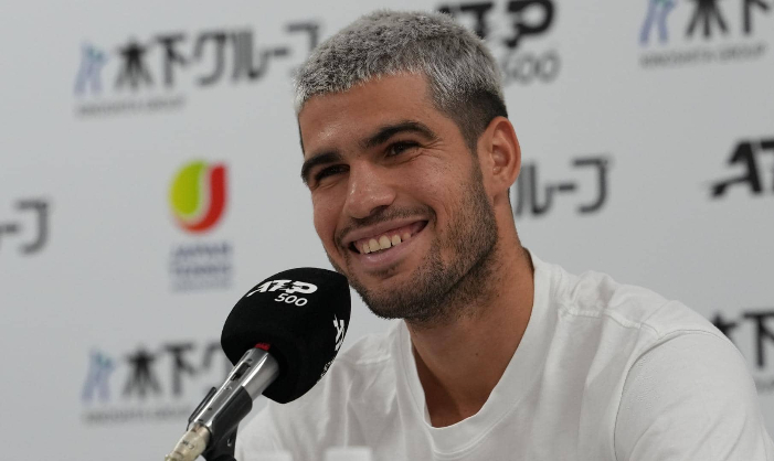 Carlos Alcaraz sindir Jannik Sinner jelang debut di Tokyo Open 2025: &ldquo;Saya masih selangkah lebih maju.&rdquo; Rivalitas keduanya makin panas.