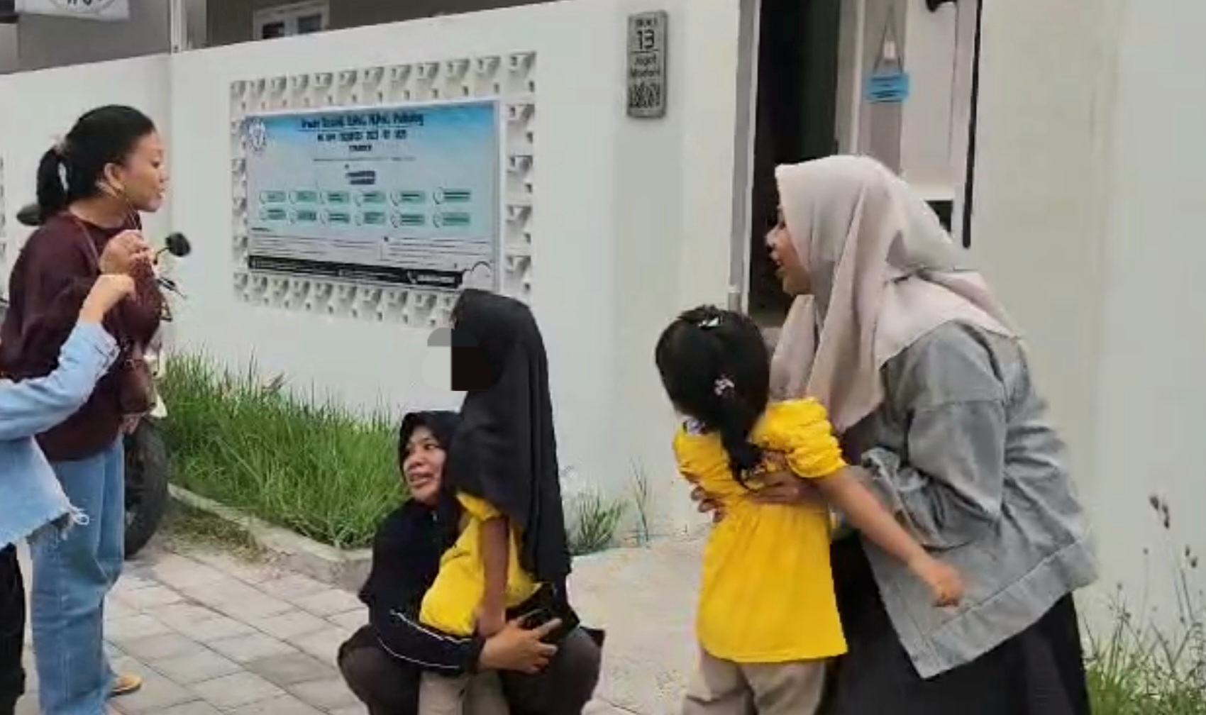 BUTUH PENDAMPINGAN: Dua putri almarhum Brigadir Esco (baju kuning) diberikan pendampingan psikolog untuk memulihkan kondisi psikologisnya.