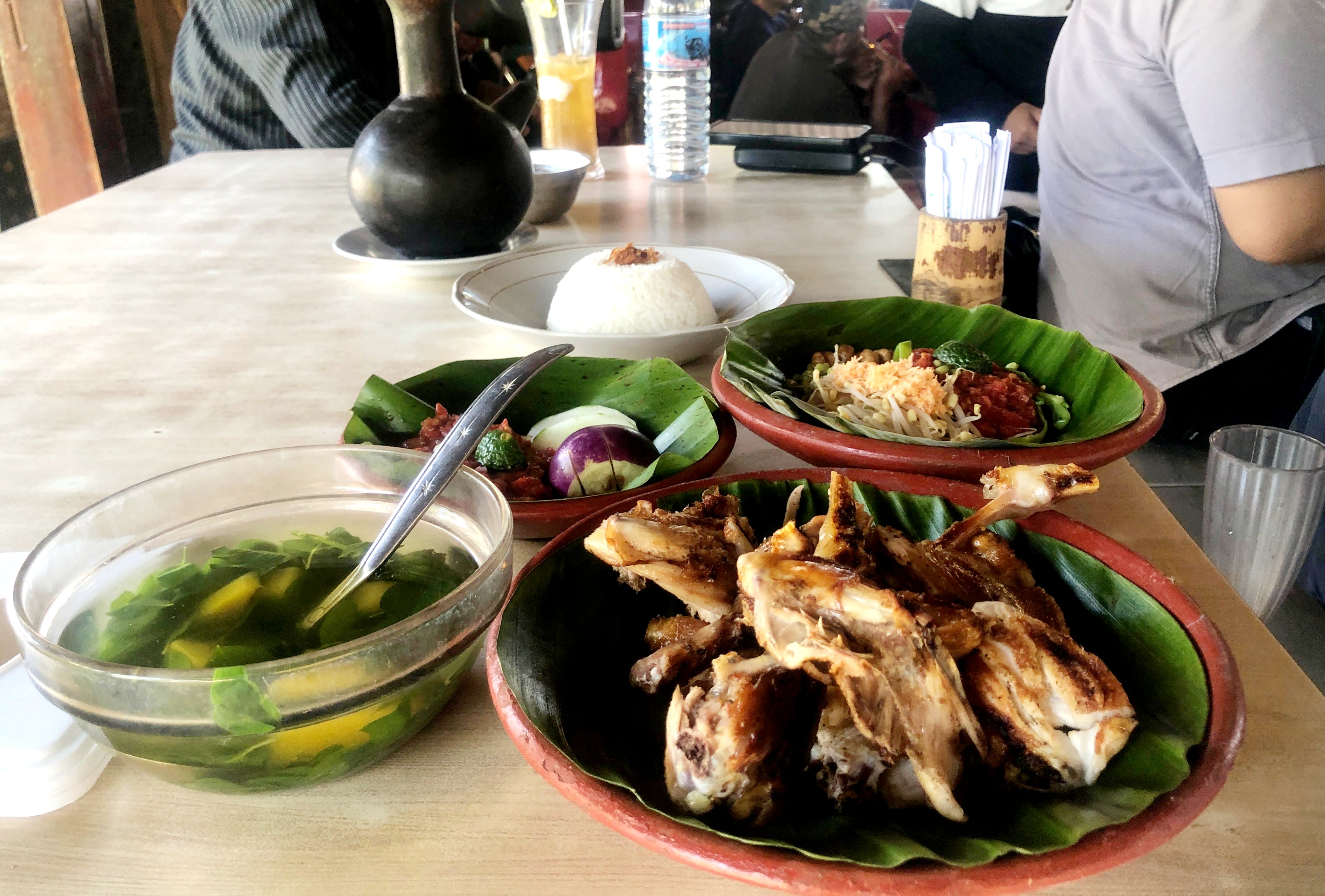 MENU ISTIMEWA: Ayam bakar sambal terasi menjadi menu yang paling banyak dicari di Rumah Makan Sukma Rasa Labuapi, Lombok Barat.