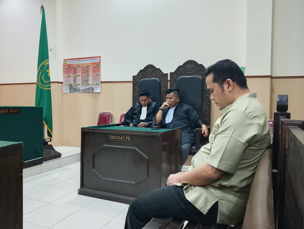 DITUNTUT: Terdakwa korupsi pengelolaan lahan LCC, Lalu Azril Sopandi mendengarkan pembacaan tuntutan dari JPU di PN Tipikor Mataram, Selasa (23/9).&nbsp;