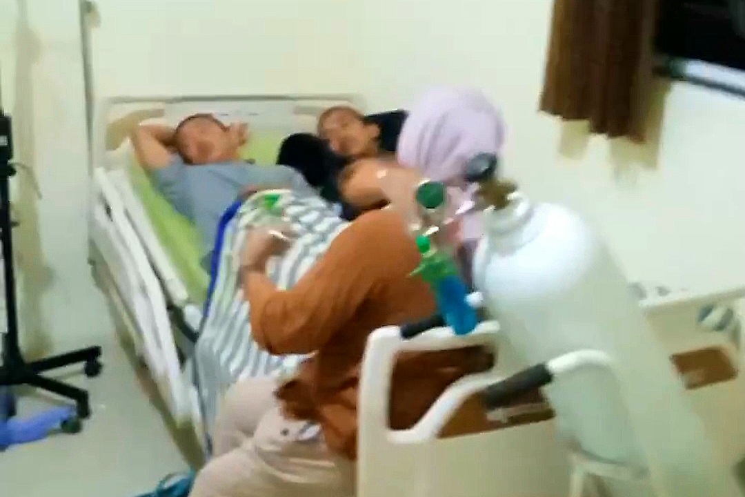 MASIH DIRAWAT: Sejumlah siswa MTs di wilayah Beroro, Kecamatan Lembar, Lombok Barat diduga keracunan makanan dirawat di Puskesmas Jembatan Kembar, Rabu (24/9).