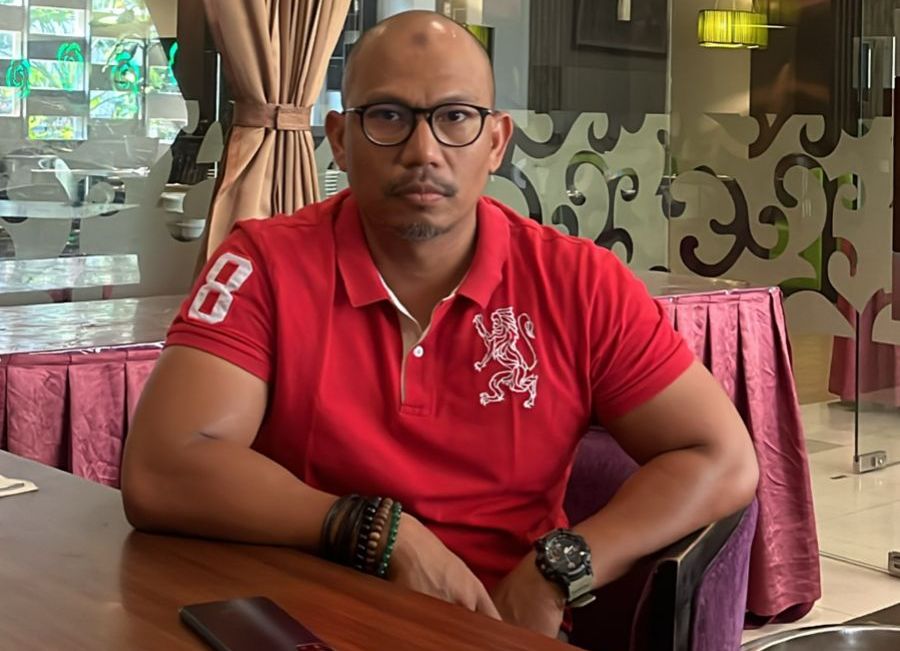 BERIKAN KETERANGAN: Penasihat Hukum Radiet Ardiansyah, Imam Zarkasyi memberikan keterangan pers di Hotel Lombok Plaza, Selasa (23/9).&nbsp;