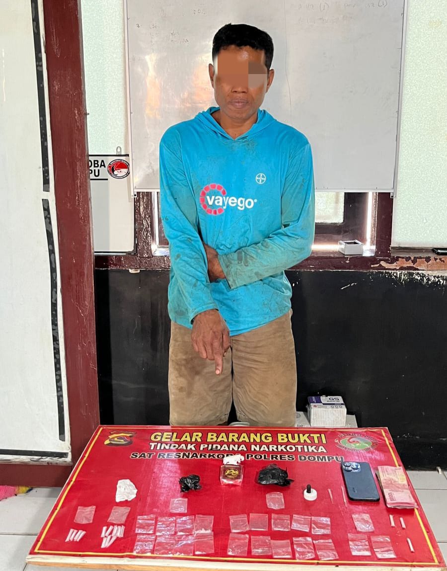 Pelaku S diamankan bersama barang bukti sabu dan lainnya di Polres Dompu, Senin (22/9).