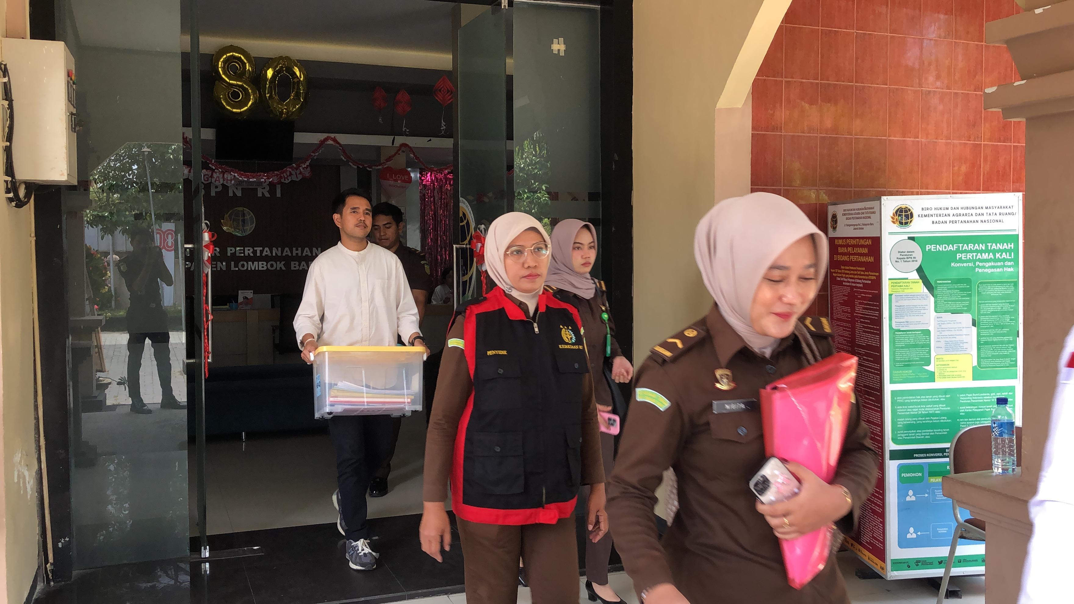 PENYITAAN: Tim dari Kejari Mataram membopong boks berisi berkas yang disita di kantor Pertanahan Lobar, Selasa (23/9).&nbsp;
