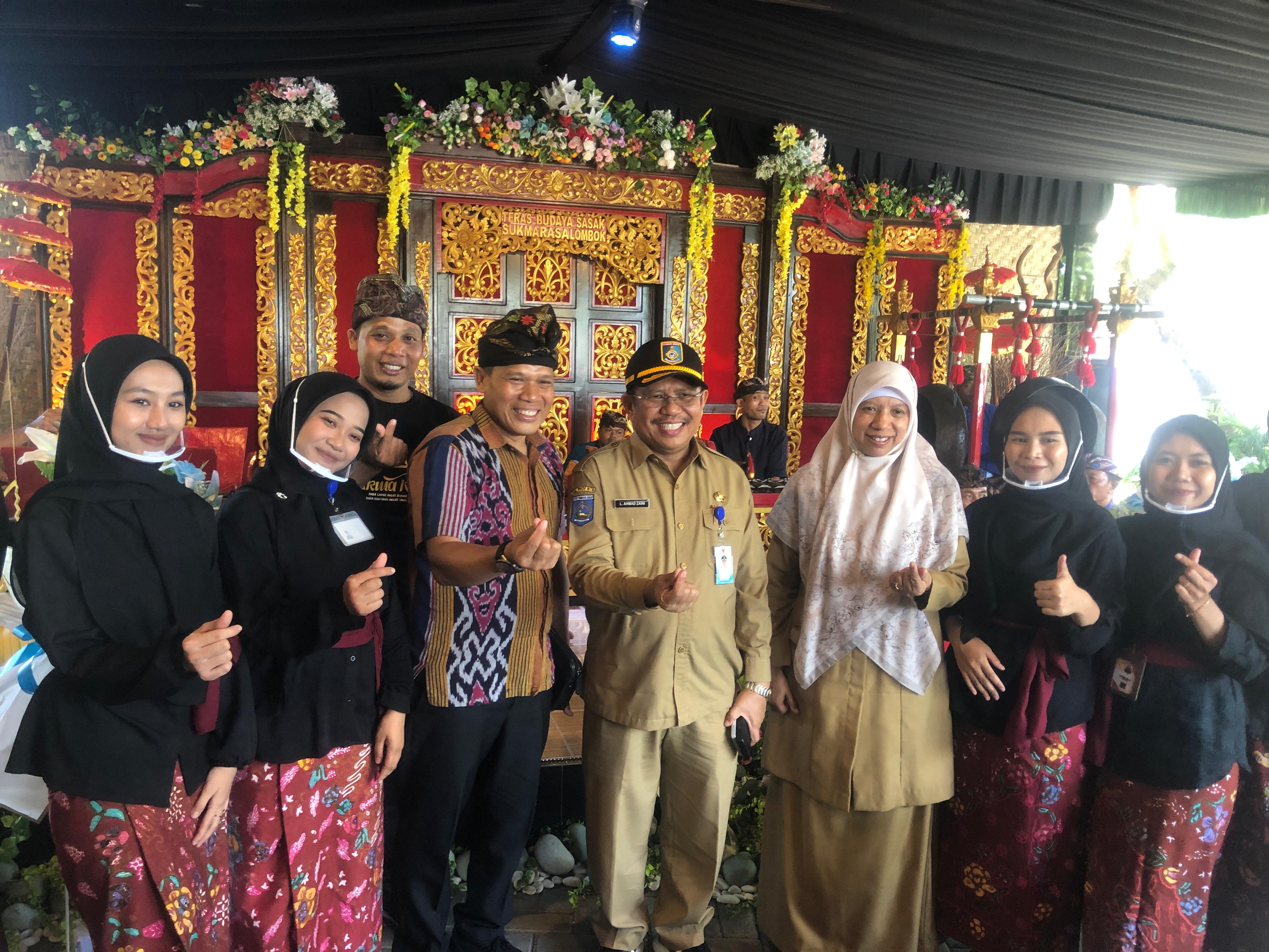 TAWARKAN NUANSA SASAK: Bupati Lombok Barat Lalu Ahmad Zaini bersama Wakil Bupati Nurul Adha berama owner Rumah Makan Sukma Rasa Labuapi Asmuni (empat dari kiri).