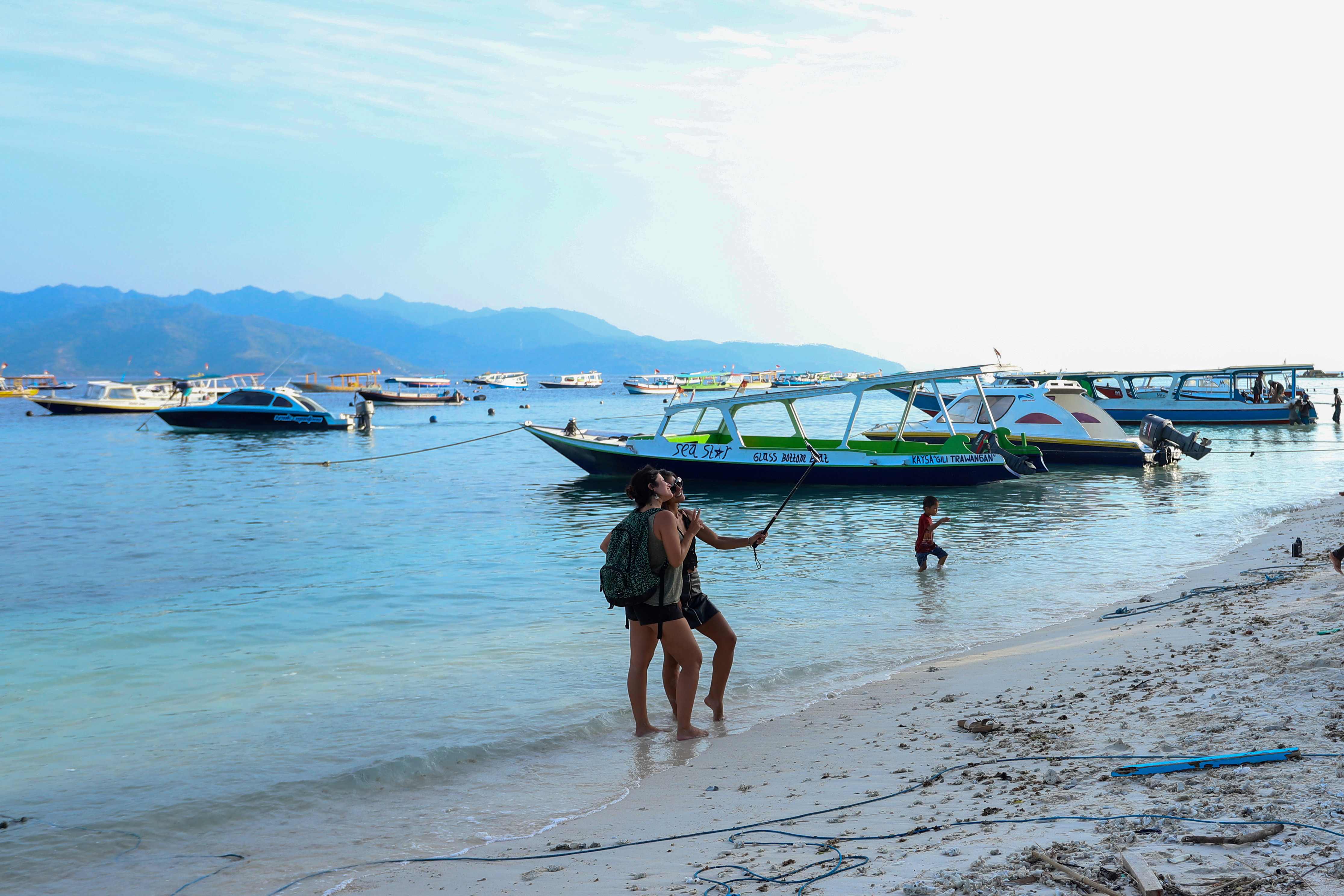 PESONA GILI: Turis mancanegara mengabadikan momen dengan berswafoto, berlatar keindahan laut Gili Trawangan beberapa waktu lalu. 