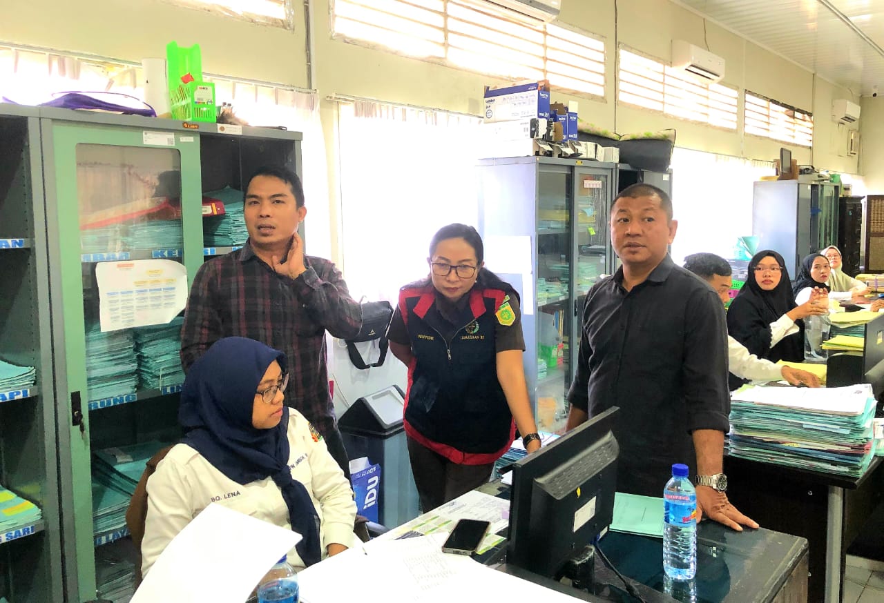 SITA DOKUMEN: Tim Pidsus Kejari Mataram saat menggeledah Kantor BPN Lombok Barat, Selasa (23/9).