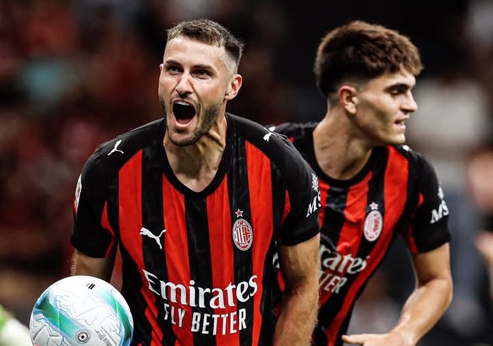 Santiago Gimenez merayakan golnya bagi AC Milan saat menghadapi Lecce.