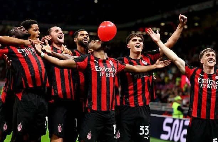 Christopher Nkunku merayakan golnya dengan meniup balon, dan ditemani para pemain AC Milan lainnya.