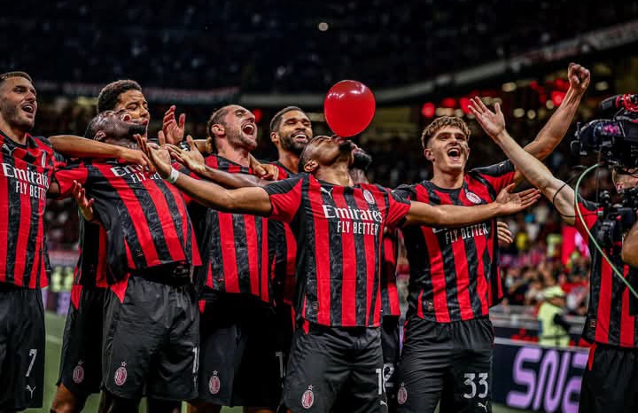 Christopher Nkunku merayakan golnya dengan meniup balon, dan ditemani para pemain AC Milan lainnya.