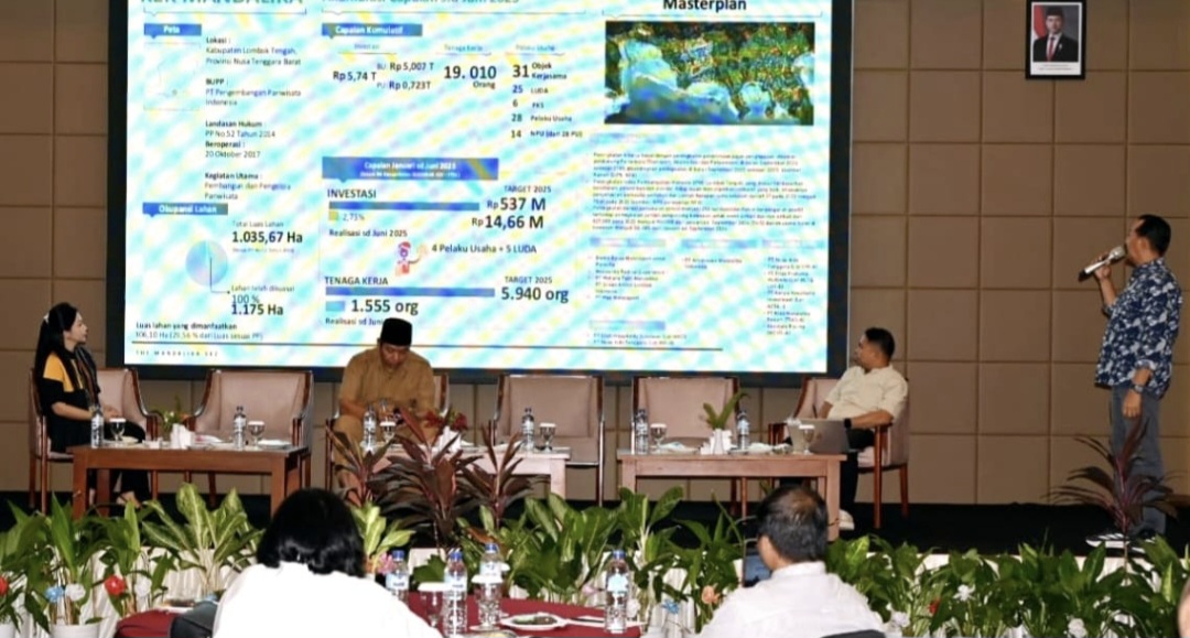 Pjs General Manager (GM) The Mandalika ITDC Agus Setiawan (berdiri) memaparkan capaian investasi KEK Mandalika dalam diskusi publik di Hotel Lombok Garden, Mataram, Selasa (23/9).