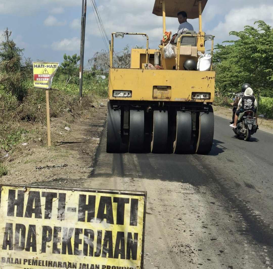 Petugas Balai Pemeliharaan Jalan Provinsi Wilayah Pulau Lombok memadatkan timbunan aspal di lokasi jalan provinsi rusak di ruas Praya-Keruak beberapa waktu lalu.