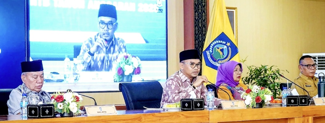 Wakil Ketua DPRD NTB Lalu Wirajaya (dua dari kiri) memimpin rapat paripurna terkait Nota Keuangan Raperda tentang Perubahan APBD 2025 di ruang rapat utama Kantor Gubernur NTB, Selasa (23/9).