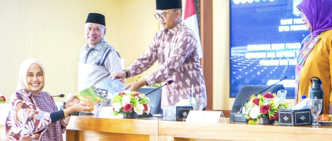 Juru bicara fraksi PPP Sitti Ari menyerahkan pandangan fraksi dalam rapat paripurna terkait Nota Keuangan Raperda tentang Perubahan APBD 2025, Selasa (23/9).