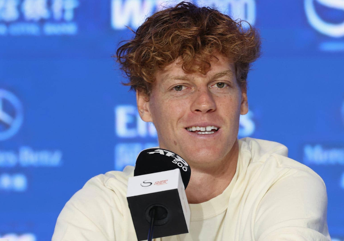 Jannik Sinner lakukan banyak perubahan kecil usai kalah dari Alcaraz di US Open 2025. Kini ia bidik gelar China Open di Beijing.