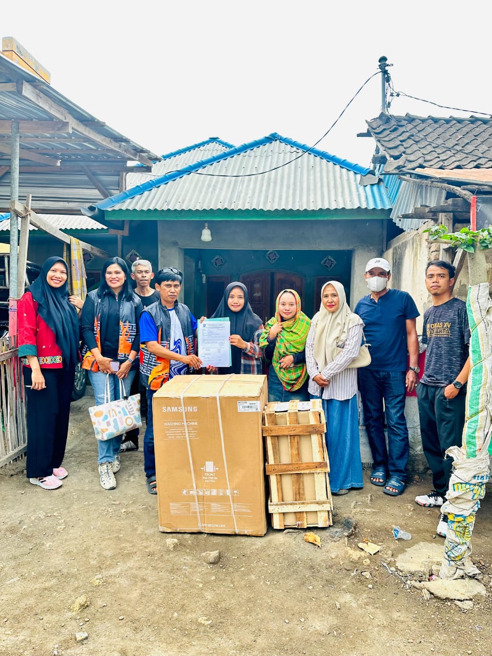 Dispora NTB menyerahkan bantuan mesin cuci untuk pengusaha muda yang fokus pada bisnis laundry.