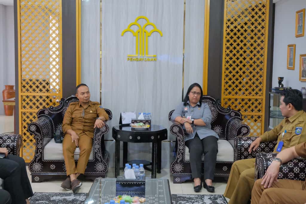 Kepala Kanwil Kemenkum NTB I Gusti Putu Milawati menerima audiensi dari Kepala Biro Hukum Pemerintah Provinsi NTB Hubaidi dan tim.