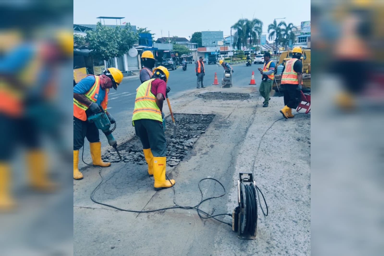 Tim dari Balai Pemeliharaan Jalan Provinsi Wilayah Pulau Lombok Dinas PUPR NTB, saat melaksanakan kegiatan pemeliharaan jalan provinsi di Kota Mataram, belum lama ini.