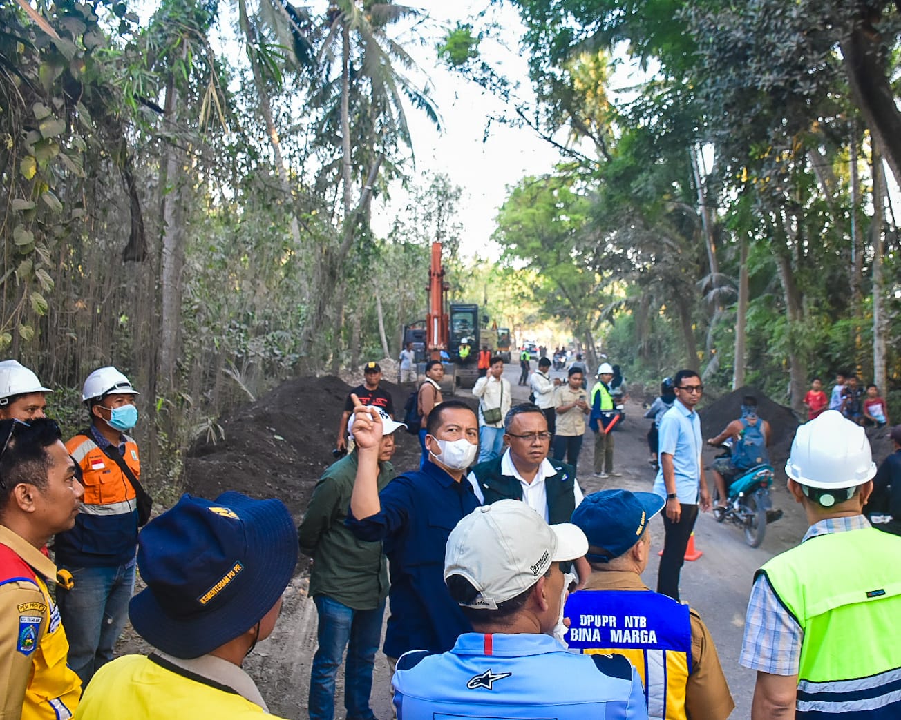 Gubernur NTB Lalu Muhamad Iqbal dan pihak terkait, saat meninjau langsung perbaikan ruas jalan Tanjung Geres- Pohgading, Lombok Timur, Selasa (23/9).