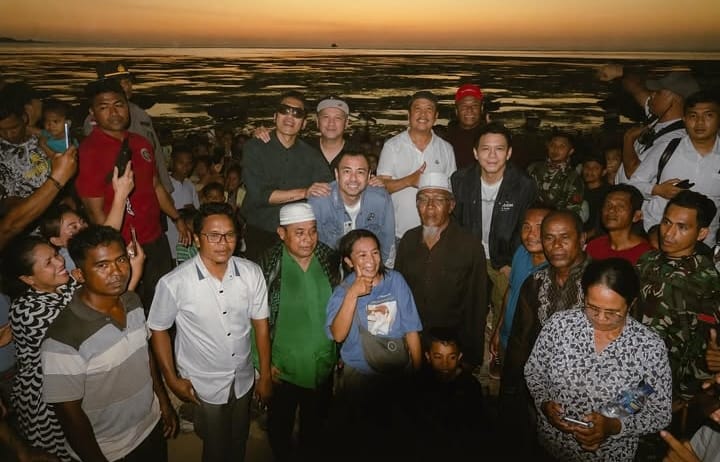 Menteri Kelautan dan Perikanan, Sakti Wahyu Trenggono, mengajak Utusan Khusus Presiden Bidang Pembinaan Generasi Muda dan Pekerja Seni, Raffi Ahmad, beserta anggota The Dudas-1 meninjau proyek K-SIGN.