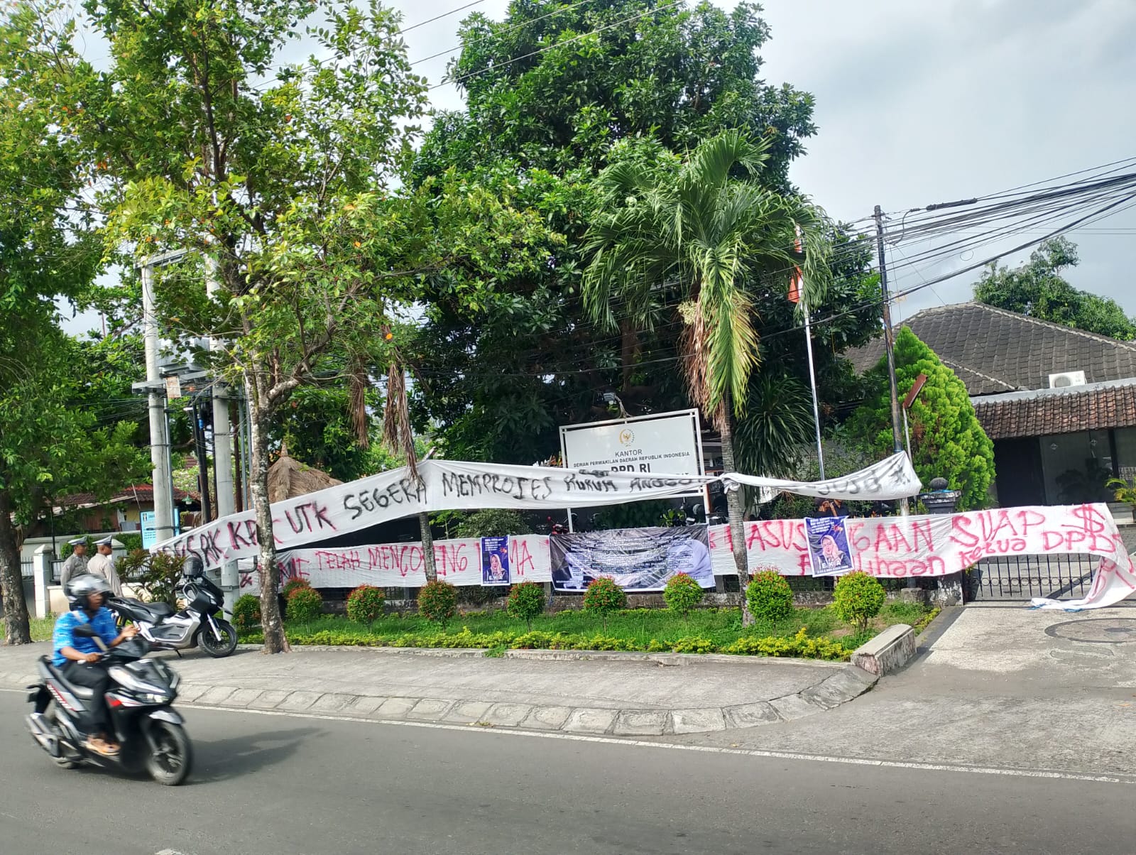 Massa menyegel kantor DPD RI di Mataram atas dugaan suap ketua DPD RI, Rabu (24/9).