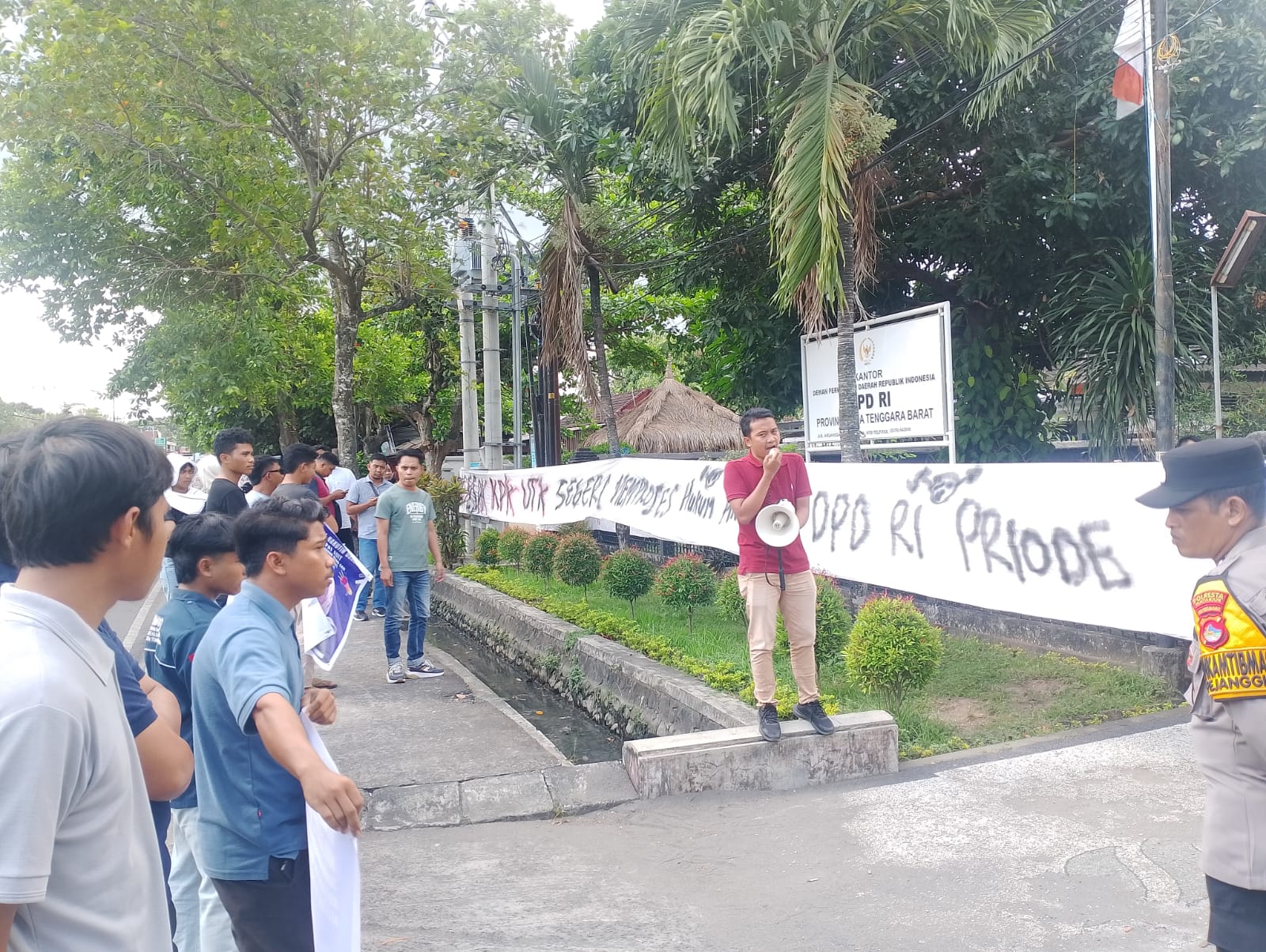 Massa melakukan penyegelan sekaligus aksi damai di depan kantor DPD RI di Kota Mataram, Rabu (24/9).