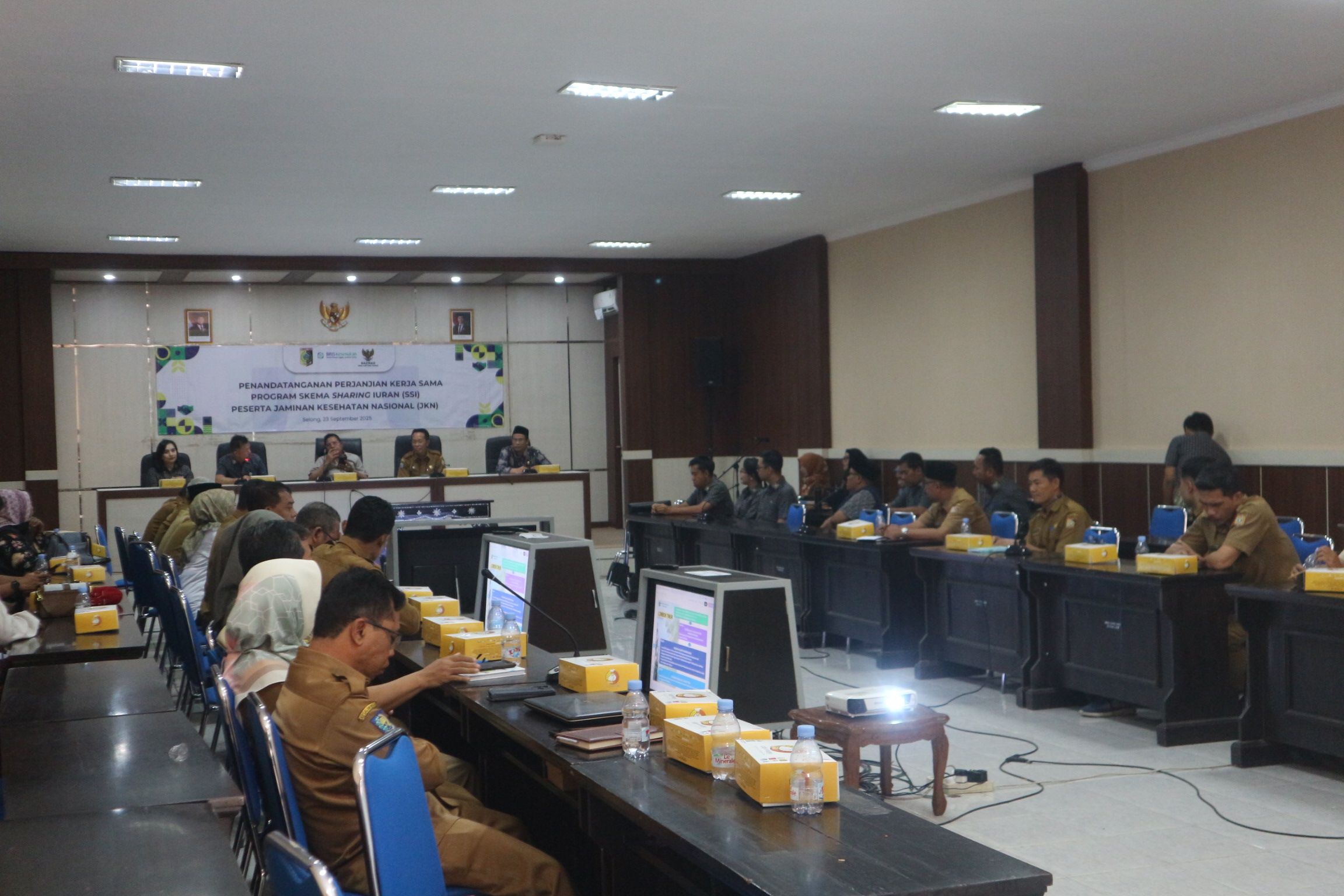 Pemkab Lotim bersama BPJS Kesehatan, Dinas Kesehatan dan Baznas Lotim menandatangani kerja sama program skema sharing iuran peserta jaminan kesehatan nasional untuk masyarakat miskin ekstrem di Lotim,