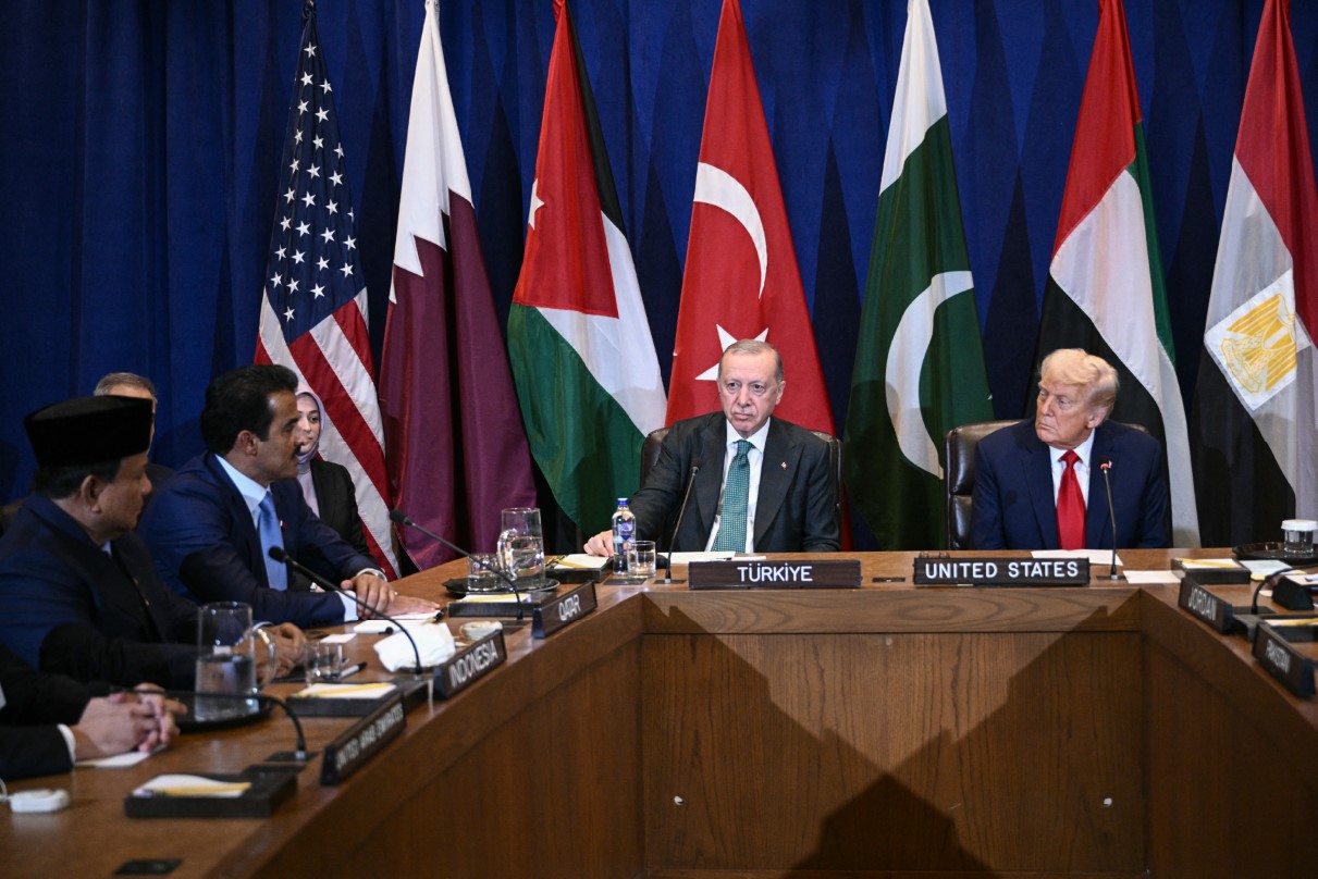 PERTEMUAN TERBATAS: Dari kiri; Presiden Indonesia Prabowo Subianto, Emir Qatar Sheikh Tamim bin Hamad al-Thani, Presiden Turki Recep Tayyip Erdogan, dan Presiden AS Donald Trump menghadiri pertemuan.