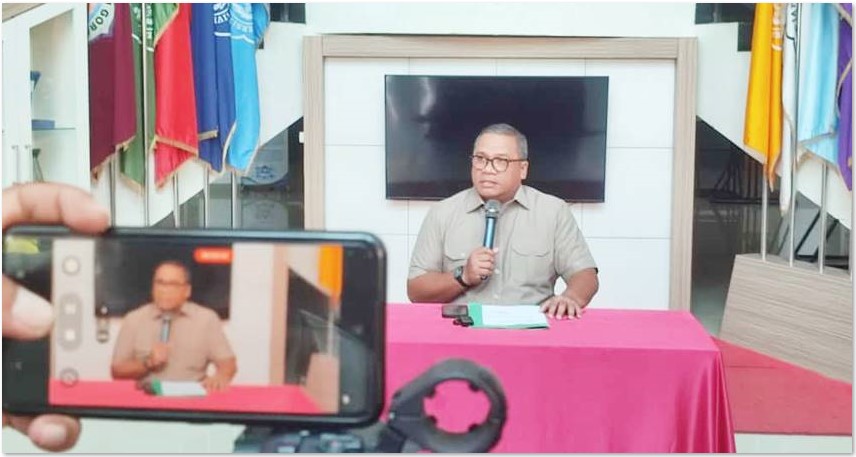 JELASKAN: Rektor UNG Eduart Wolok saat memberikan tanggapan terkait kasus kematian MJ setelah melakukan Diksar Mapala, Selasa (23/9).