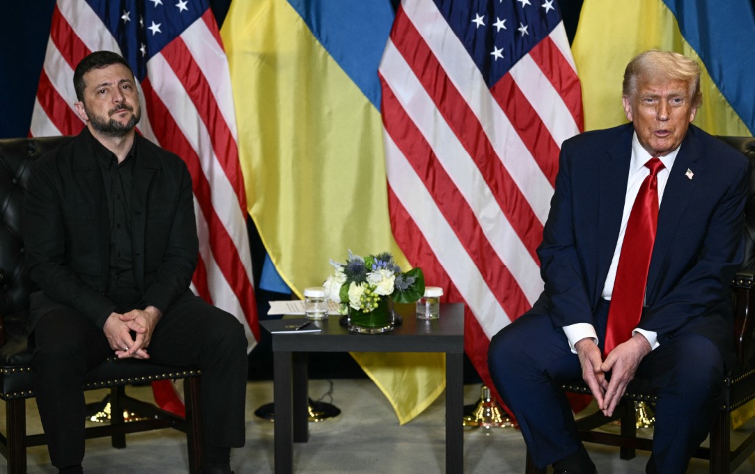 BERDISKUSI: Voloymyr Zelensky (kiri) menemui Donald Trump di sela-sela sidang umum PBB di New York, Selasa (23/9).